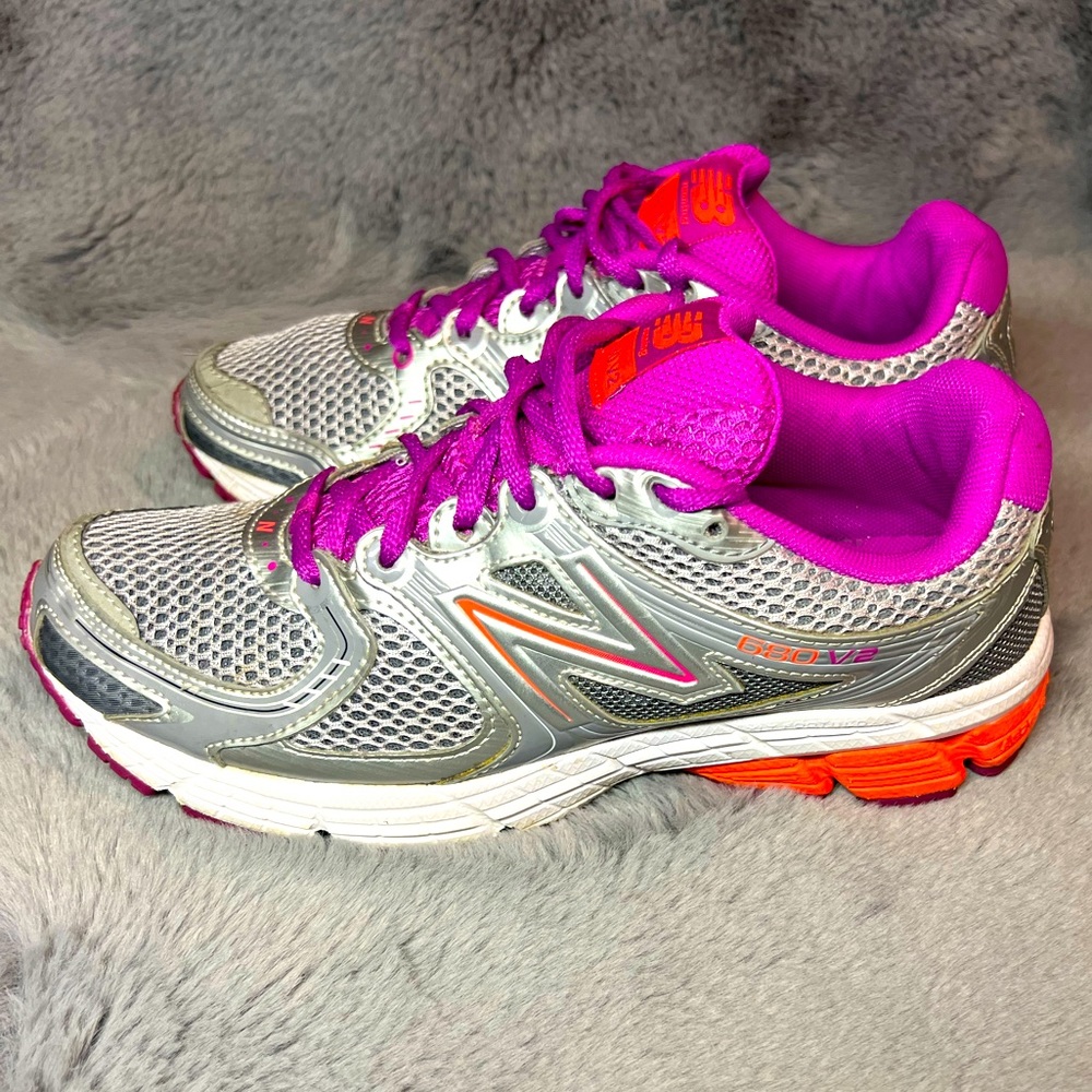Women’s size 7 New Balance 680 V2’s